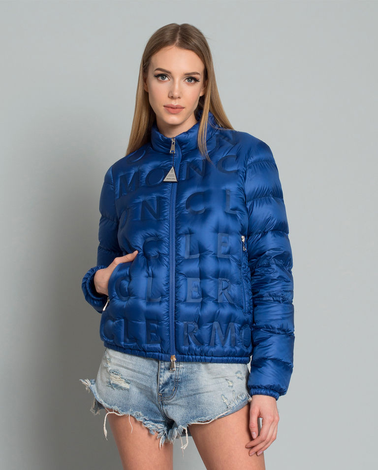 Kurtka z tłoczonym logo niebieska