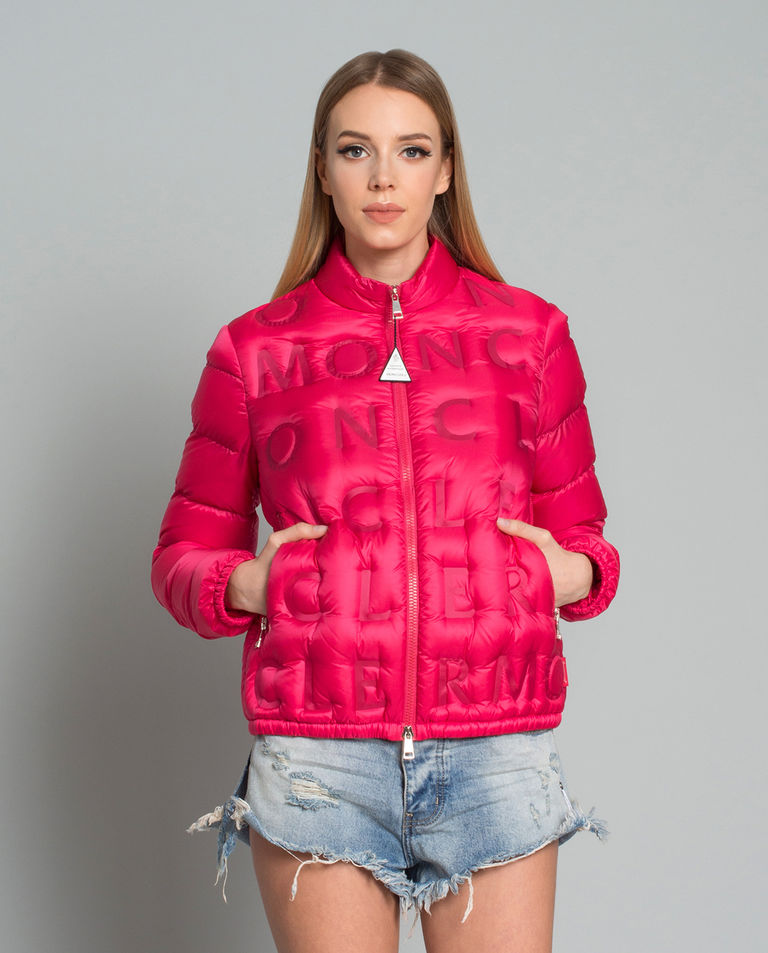 Kurtka z tłoczonym logo różowa