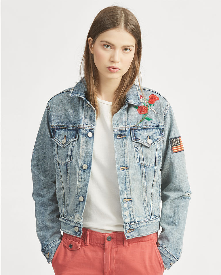 Jeansowa kurtka z naszywkami