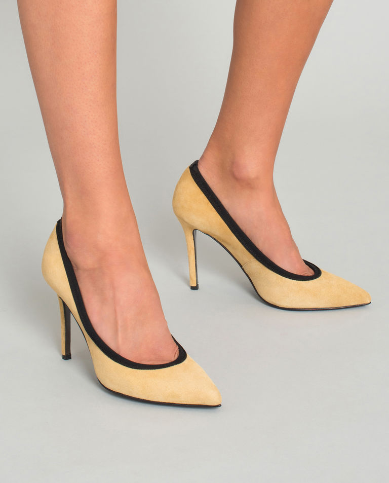 Piaskowe szpilki z zamszowej skóry