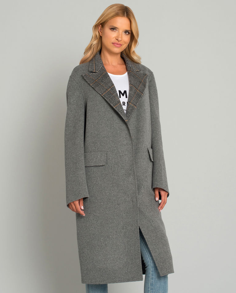 Szary wełniany płaszcz