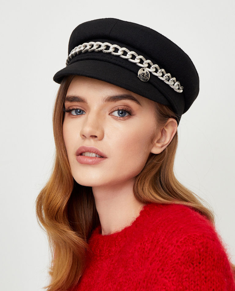 Czarny kaszkiet z ozdobnym łańcuchem