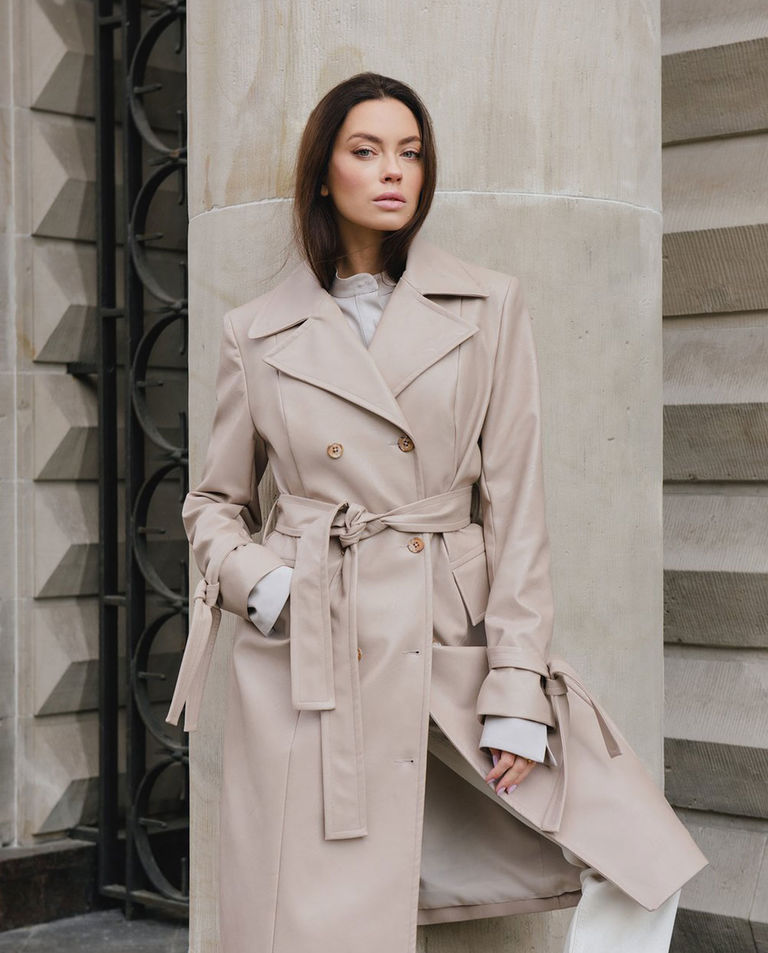 Bladoróżowy płaszcz z wegańskiej skóry