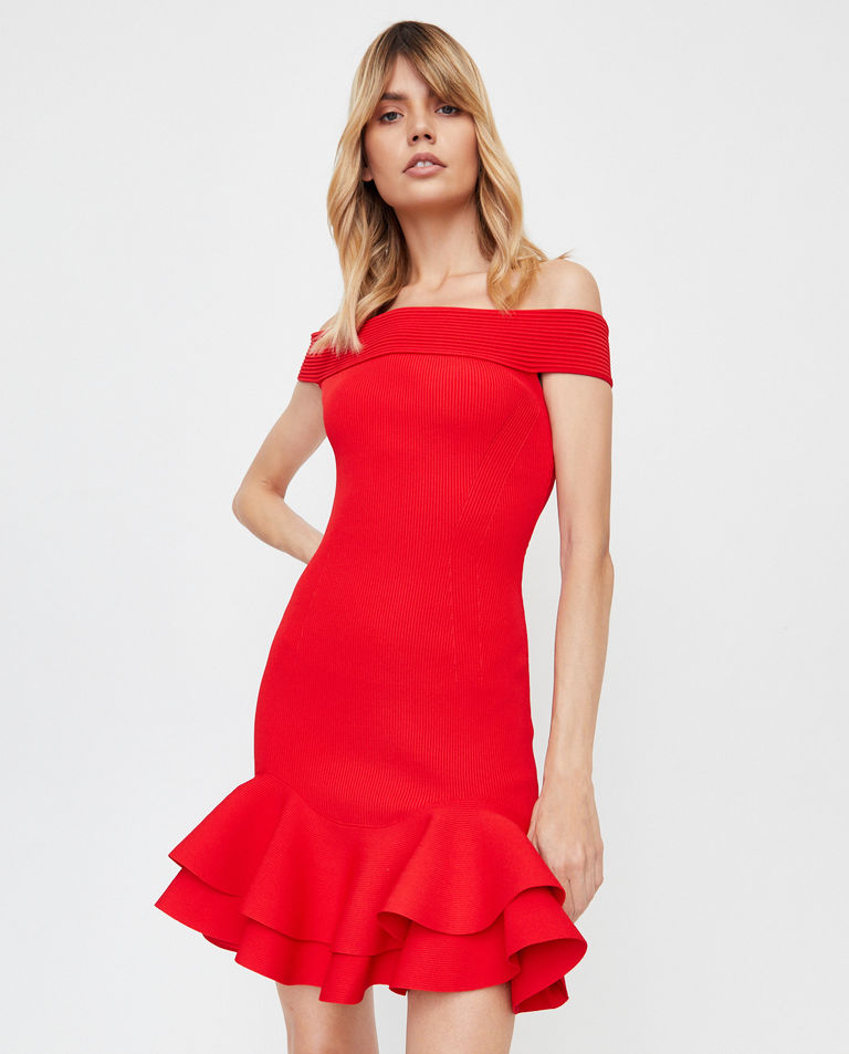 Czerwona sukienka z odkrytymi ramionami