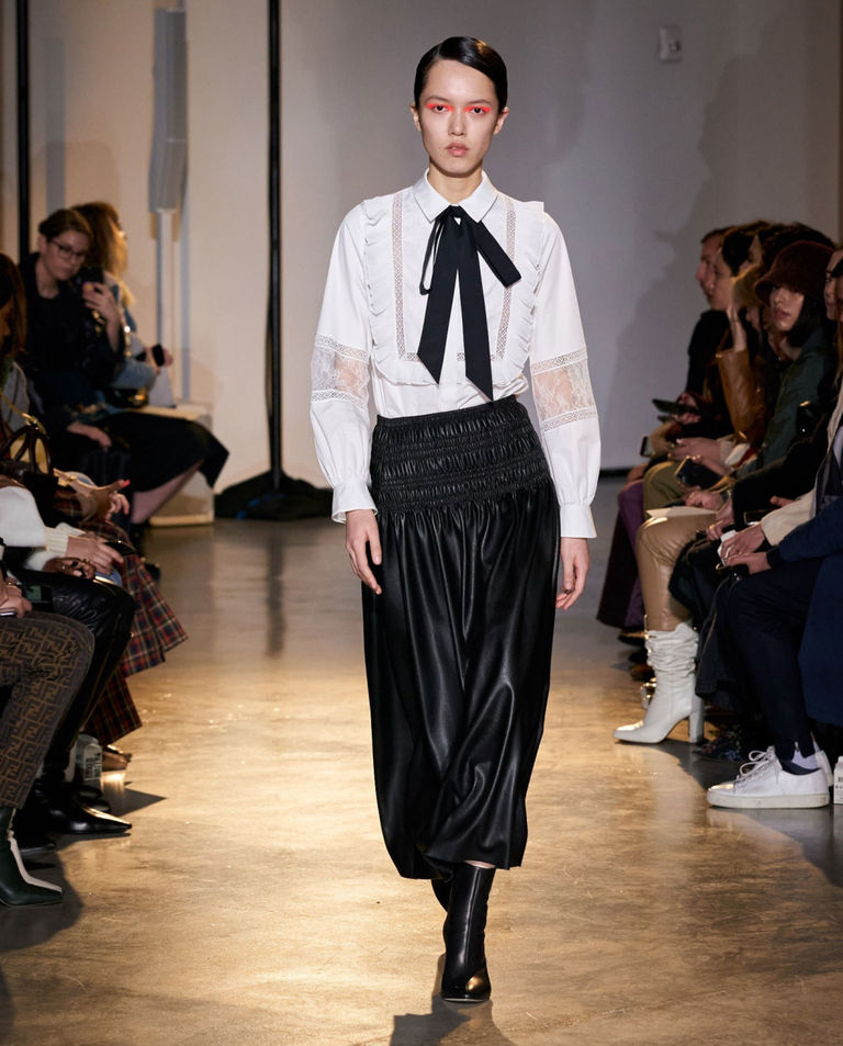 Biała koszula z czarną kokardą