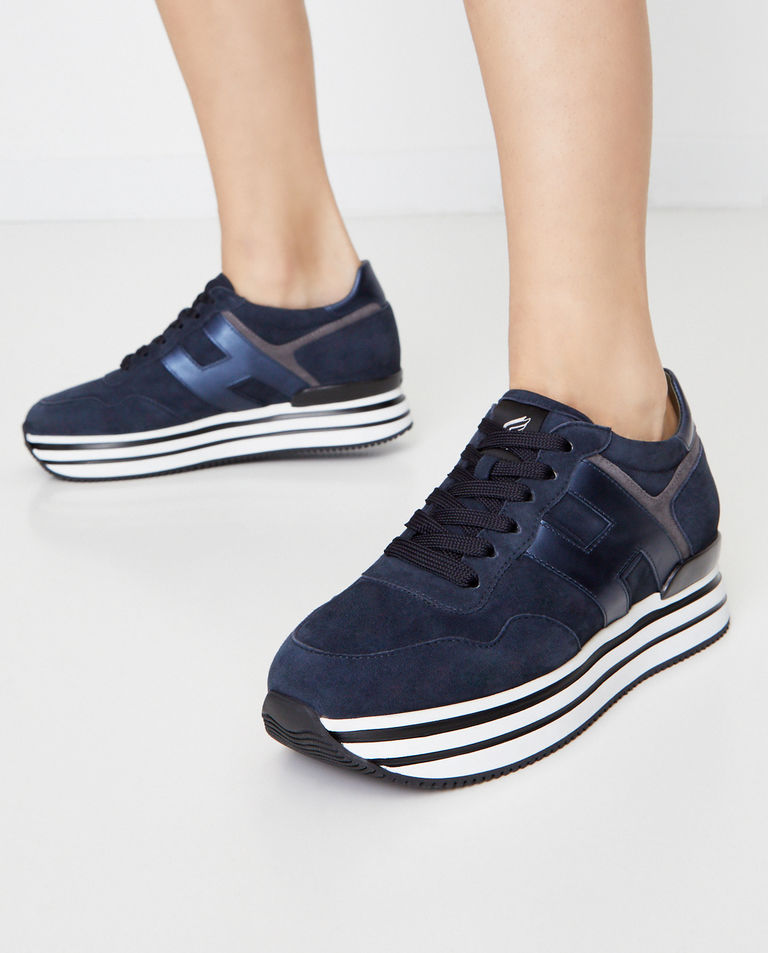 Niebieskie sneakersy na platformie Midi