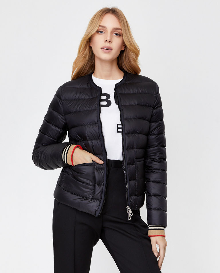 Czarna kurtka z kieszeniami