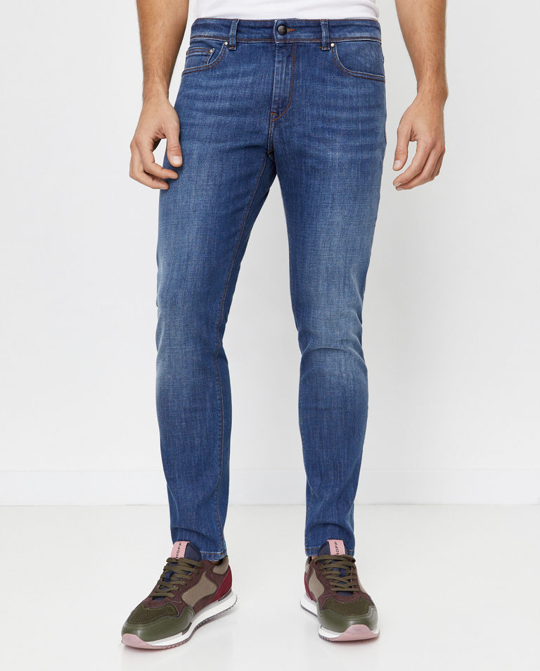 Niebieskie jeansy ze skórzanym logo