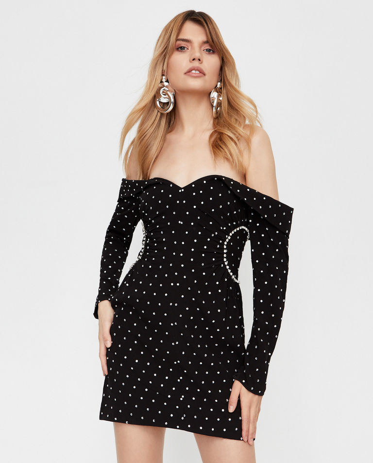 Sukienka z odkrytymi ramionami