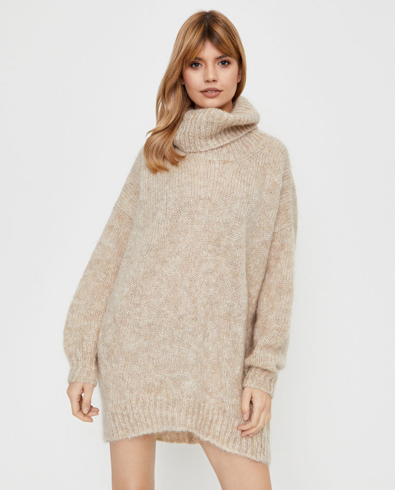 Beżowy sweter z golfem