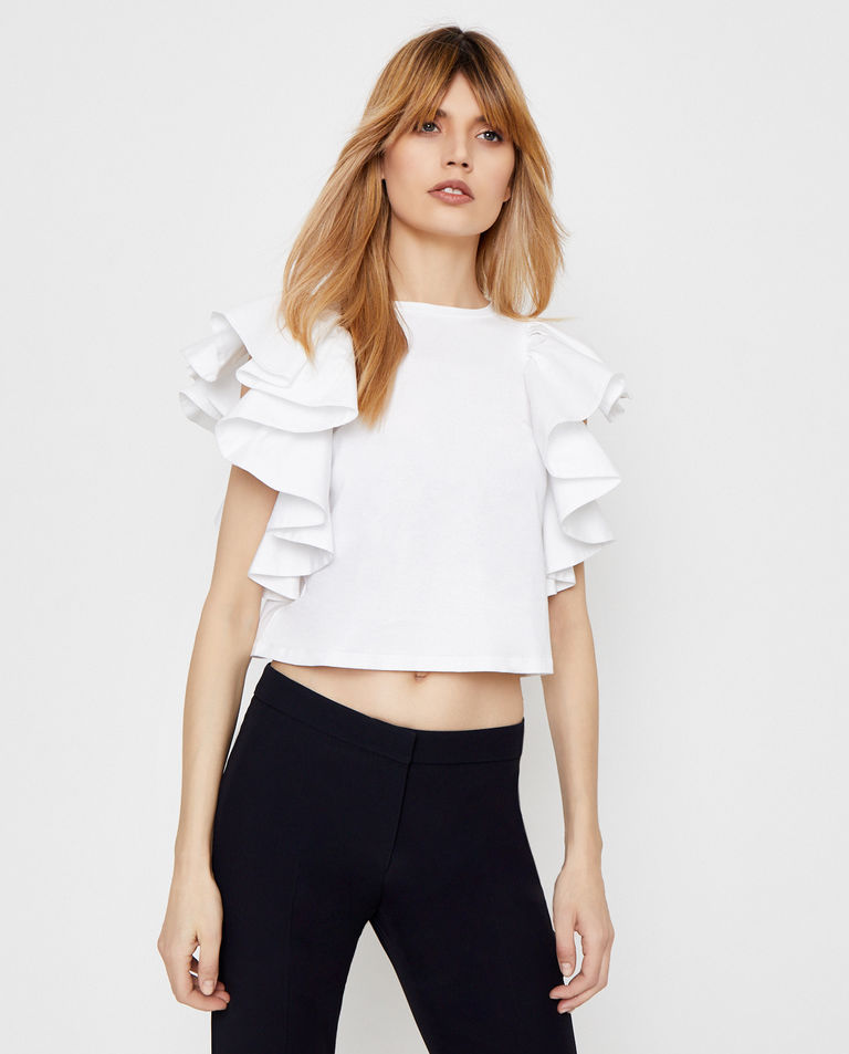 Biała koszulka z ozdobnymi rękawami