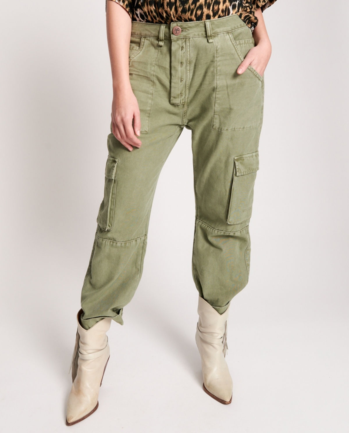 Zielone spodnie Revolution Cargo Low Waist - Image #0