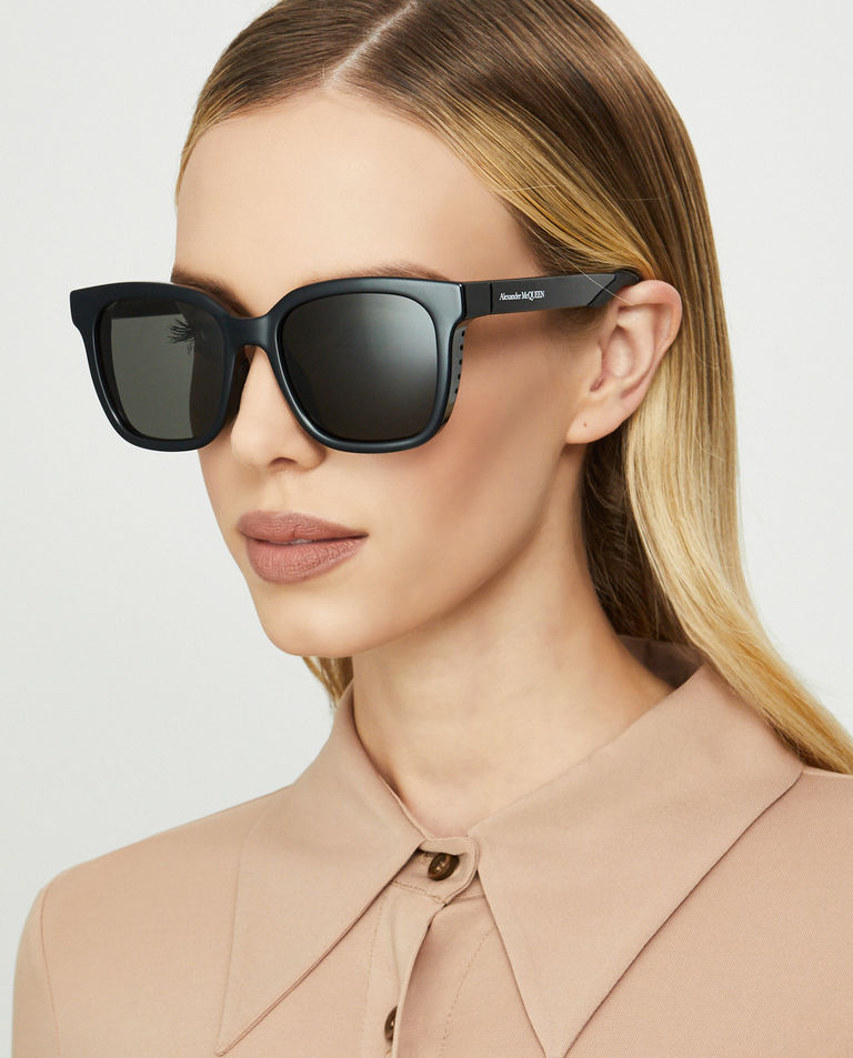 Czarne okulary przeciwsłoneczne z logo