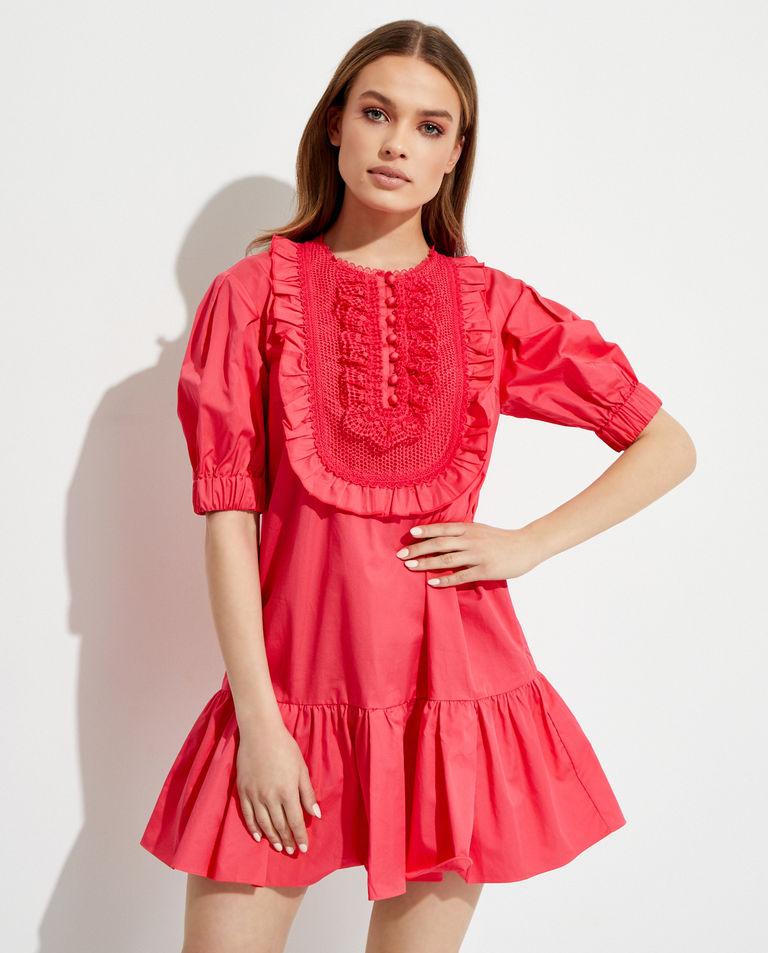 Różowa sukienka mini z falbanami