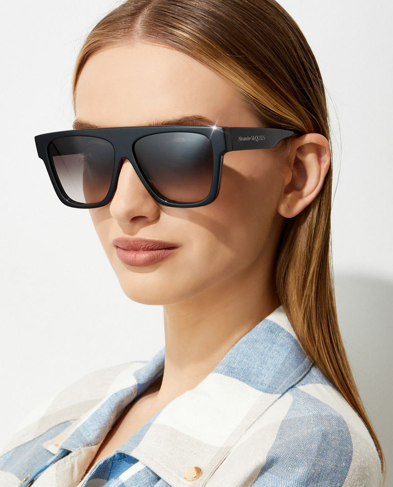 Czarne okulary przeciwsłoneczne