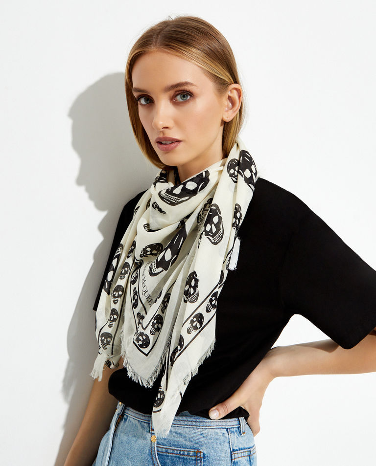 Biała chusta z czaszkami