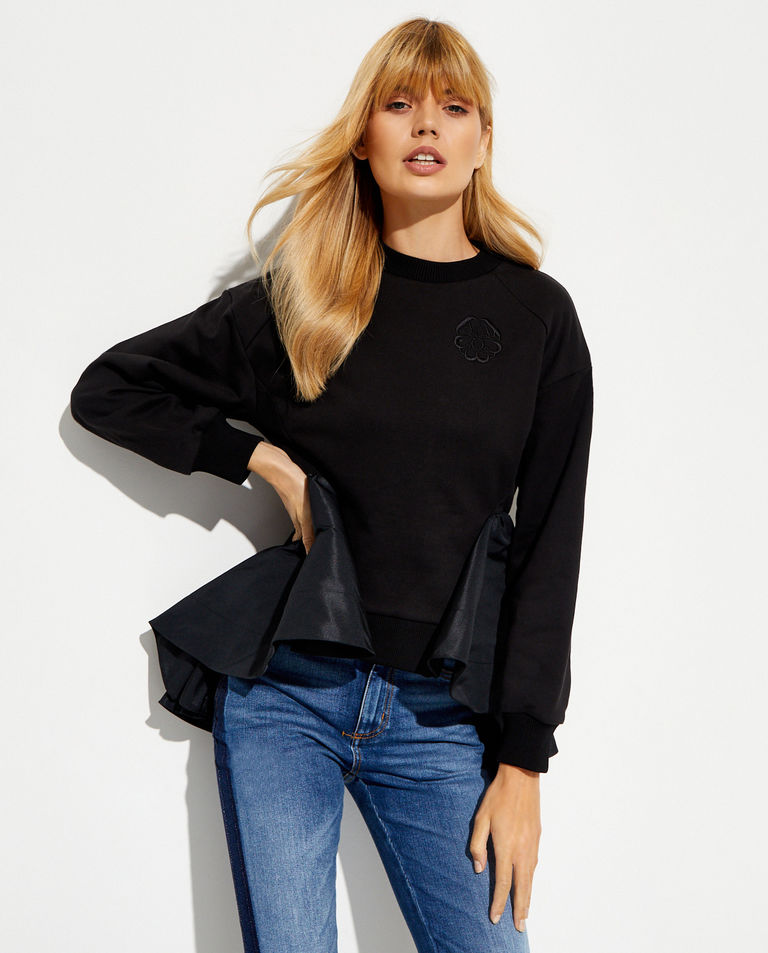 Czarna bluza z baskinką
