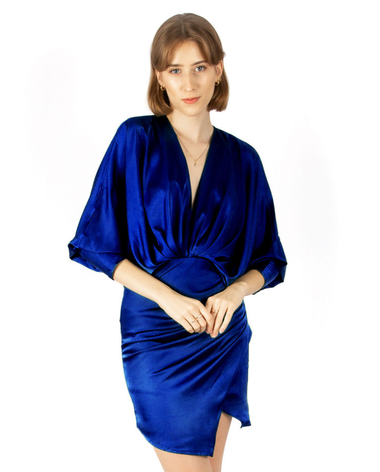 Niebieska satynowa sukienka