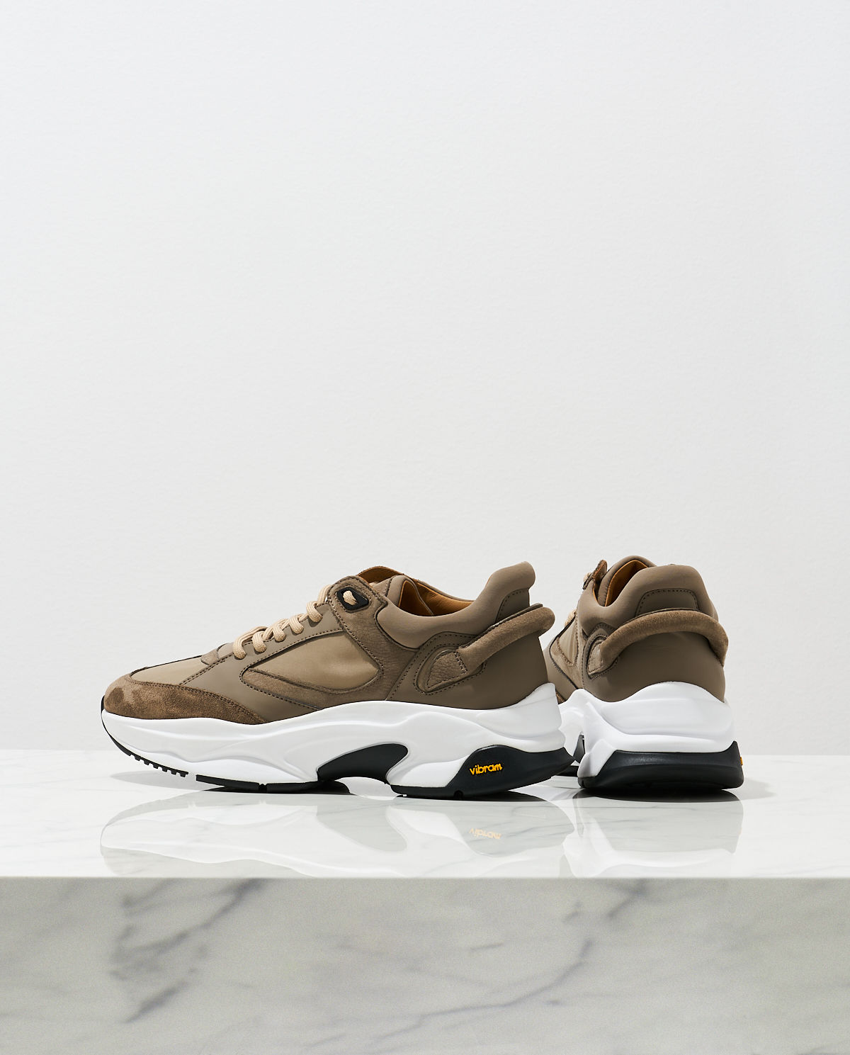 Skórzane szaro-beżowe sneakersy Veloce - Image #3