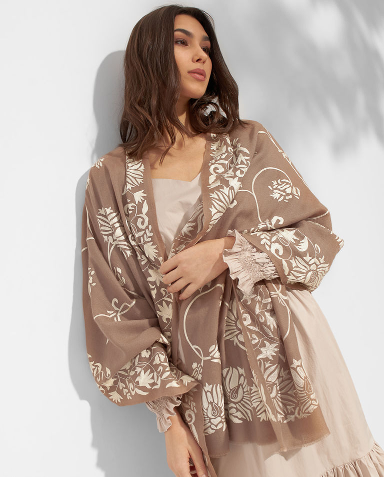 Kaszmirowy szal z haftem w kwiaty