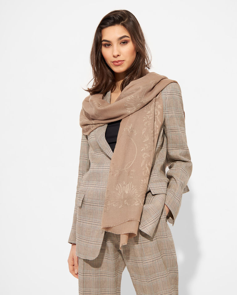 Kaszmirowy szal z haftem w kwiaty