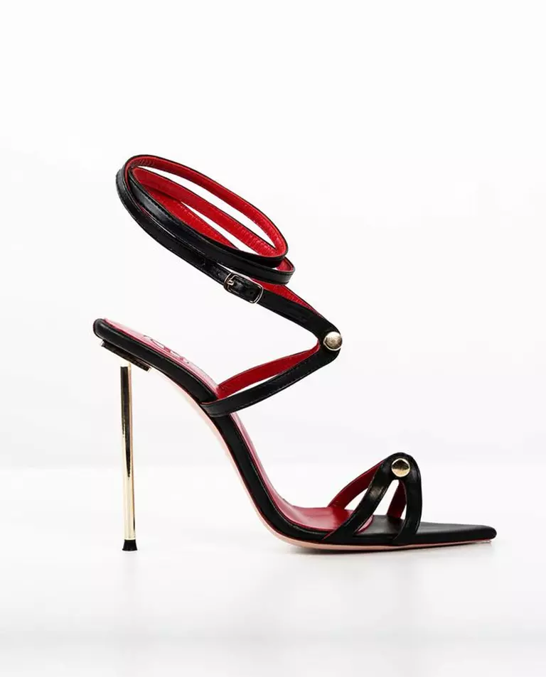 Czarne szpilki z paskiem