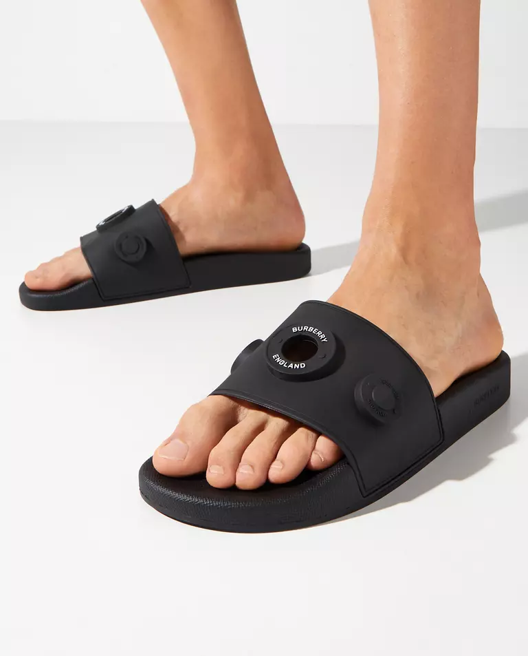 Czarne klapki z logo