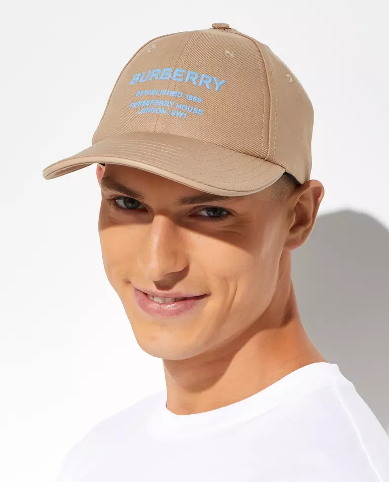 Beżowa czapka z nadrukiem