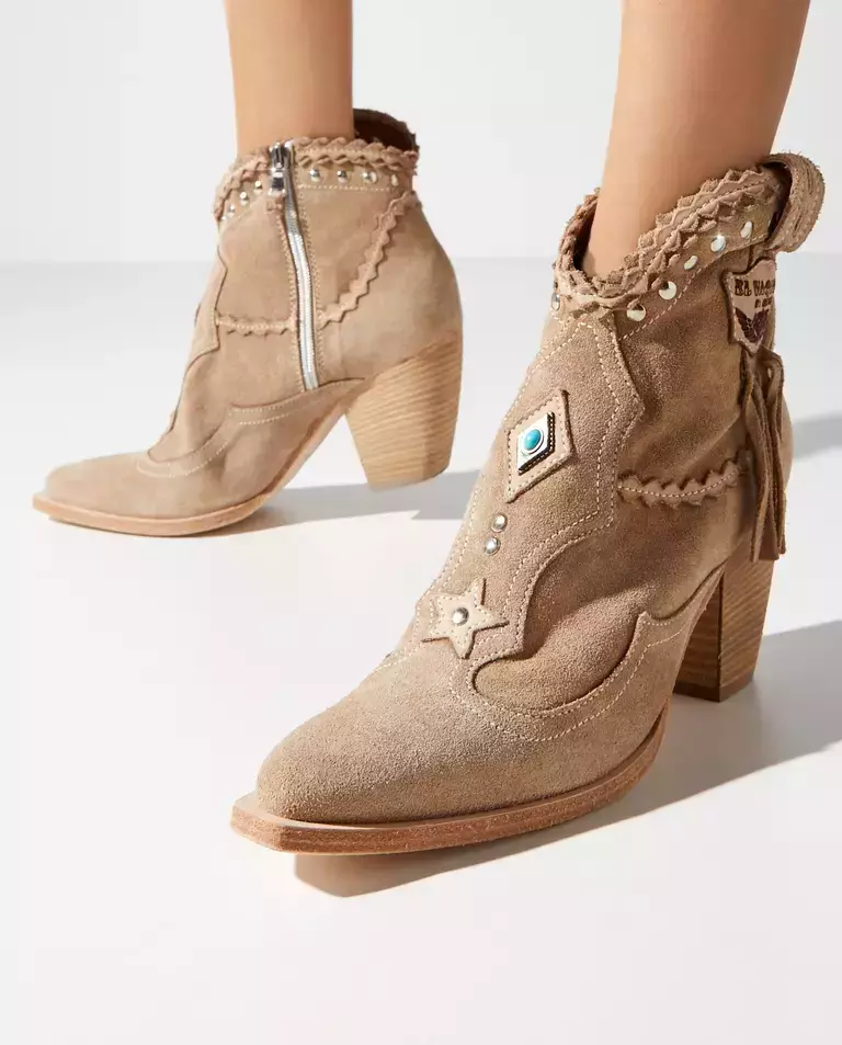 Beżowe botki z zamszu