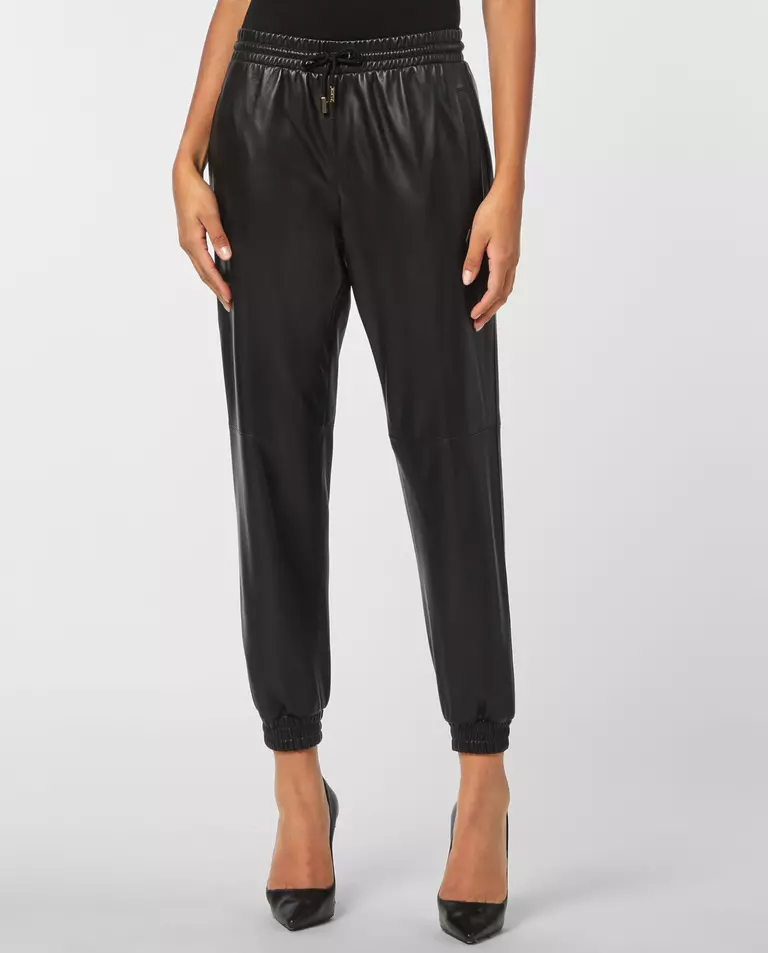 Czarne skórzane spodnie o luźnym kroju