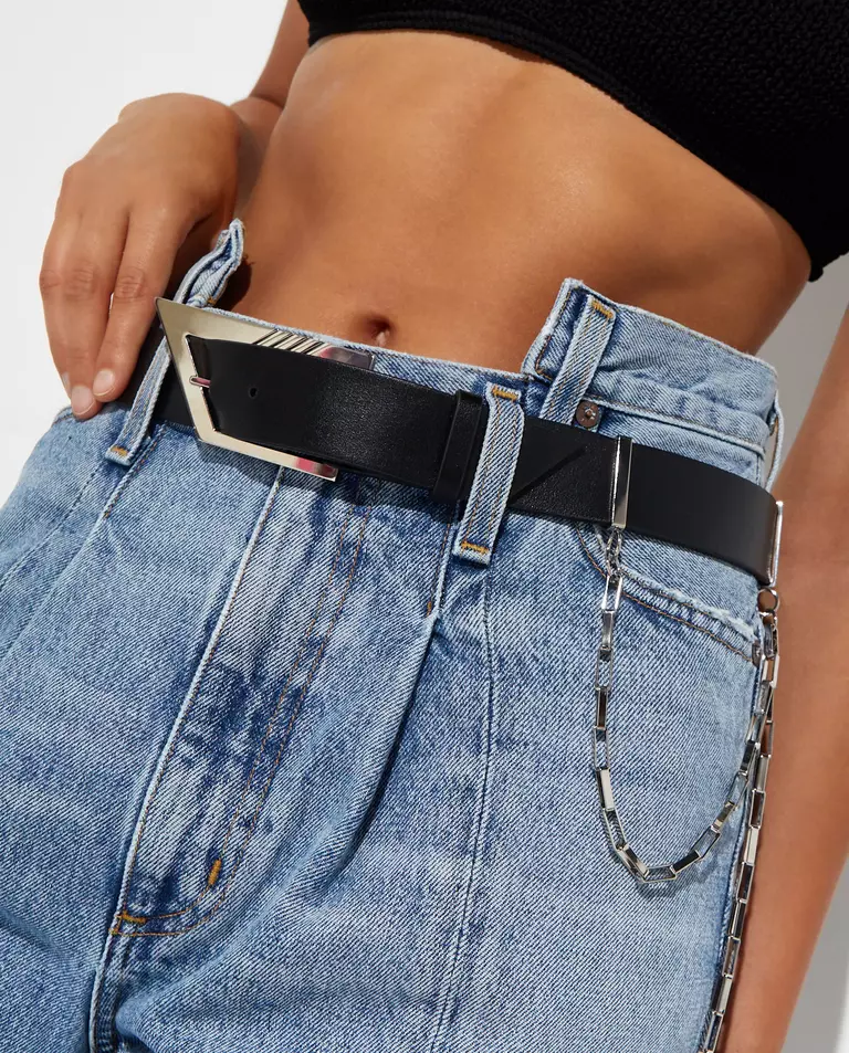 Czarny skórzany pasek