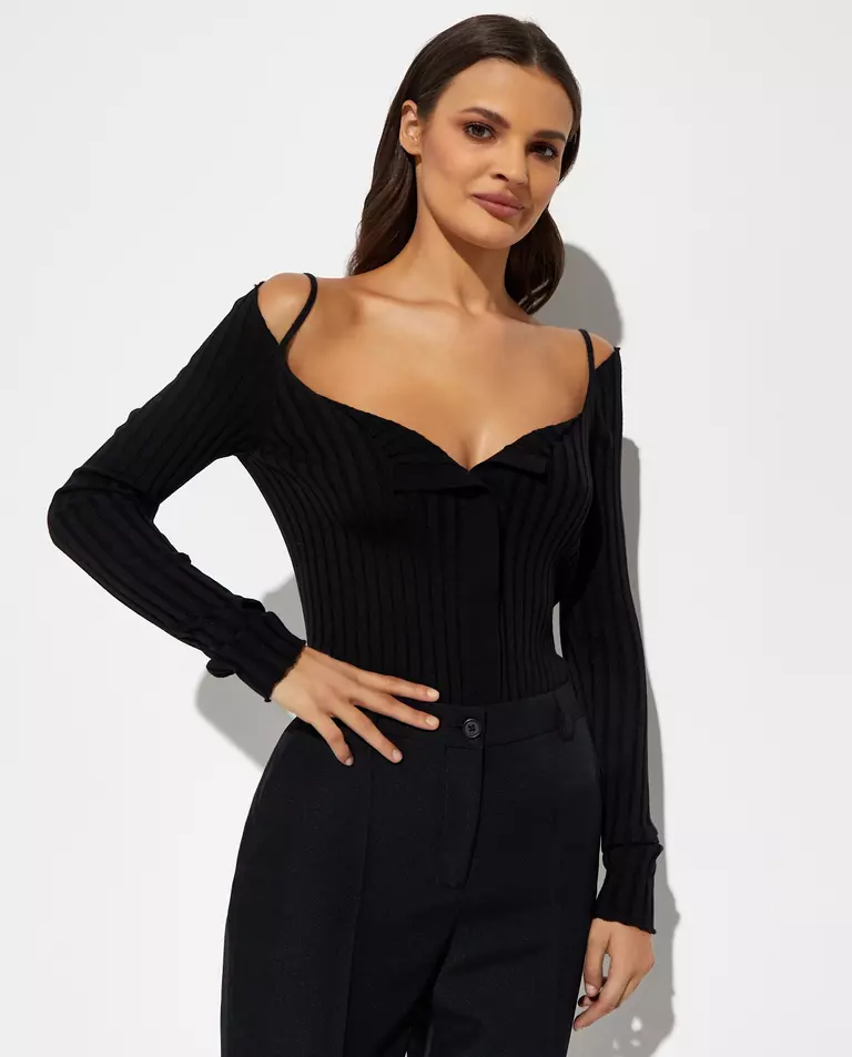 Prążkowany sweter z głębokim dekoltem