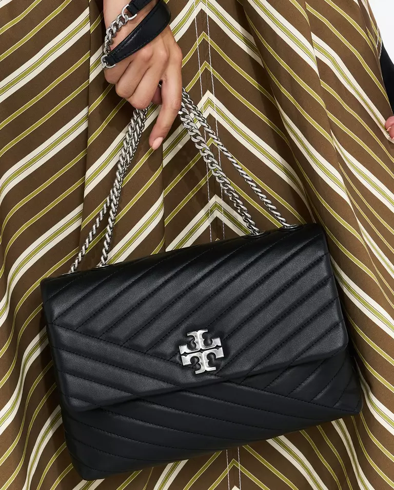 Czarna pikowana torebka Kira z logo