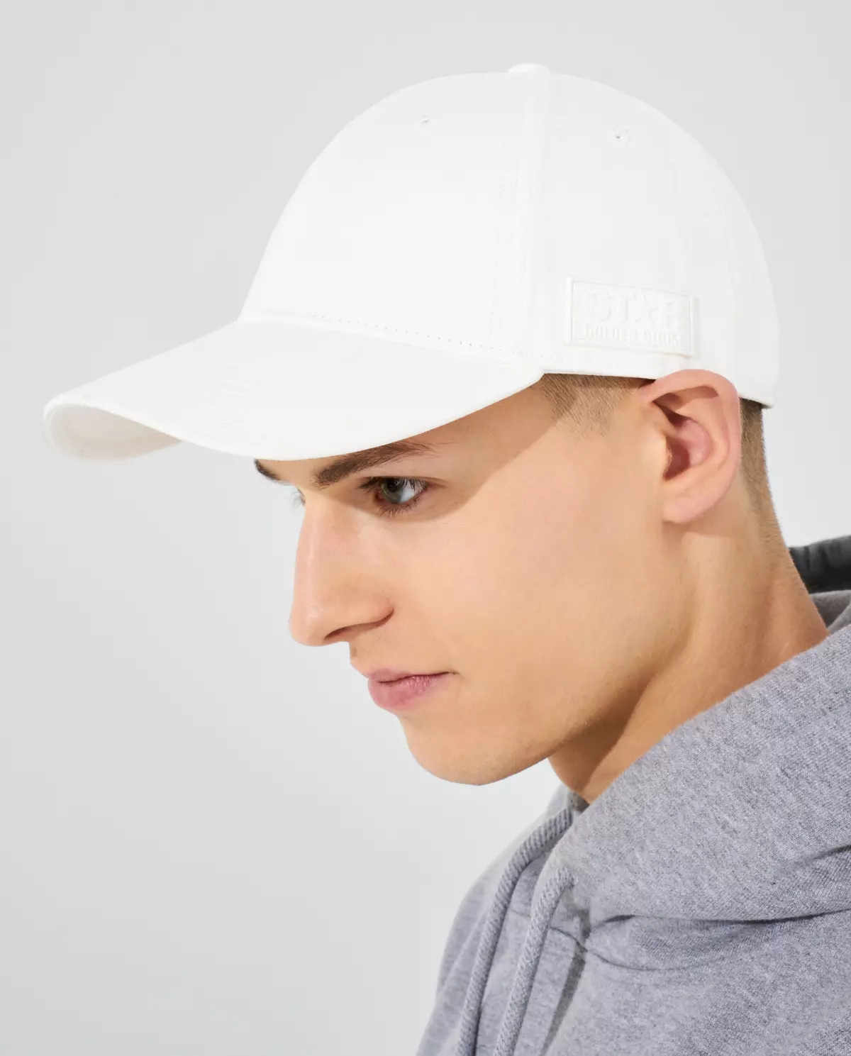 Biała czapka z daszkiem i logo - Image #2