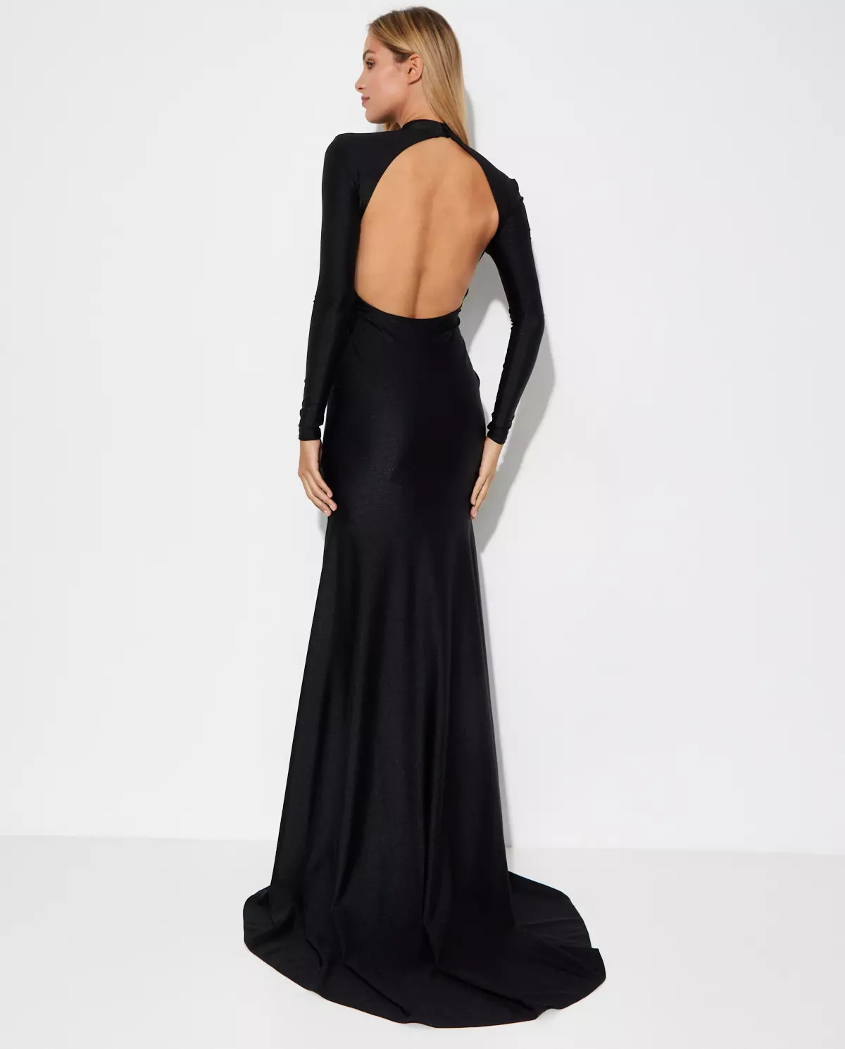 Czarna sukienka z różą - Image #2