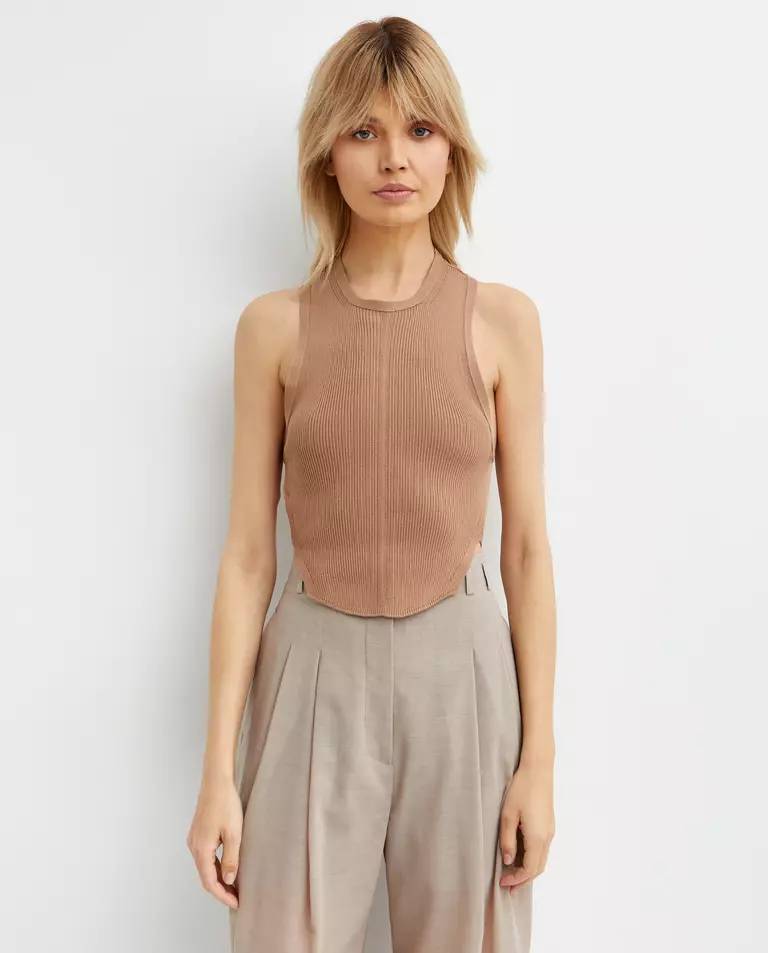 Jasnobrązowy top z odkrytymi plecami