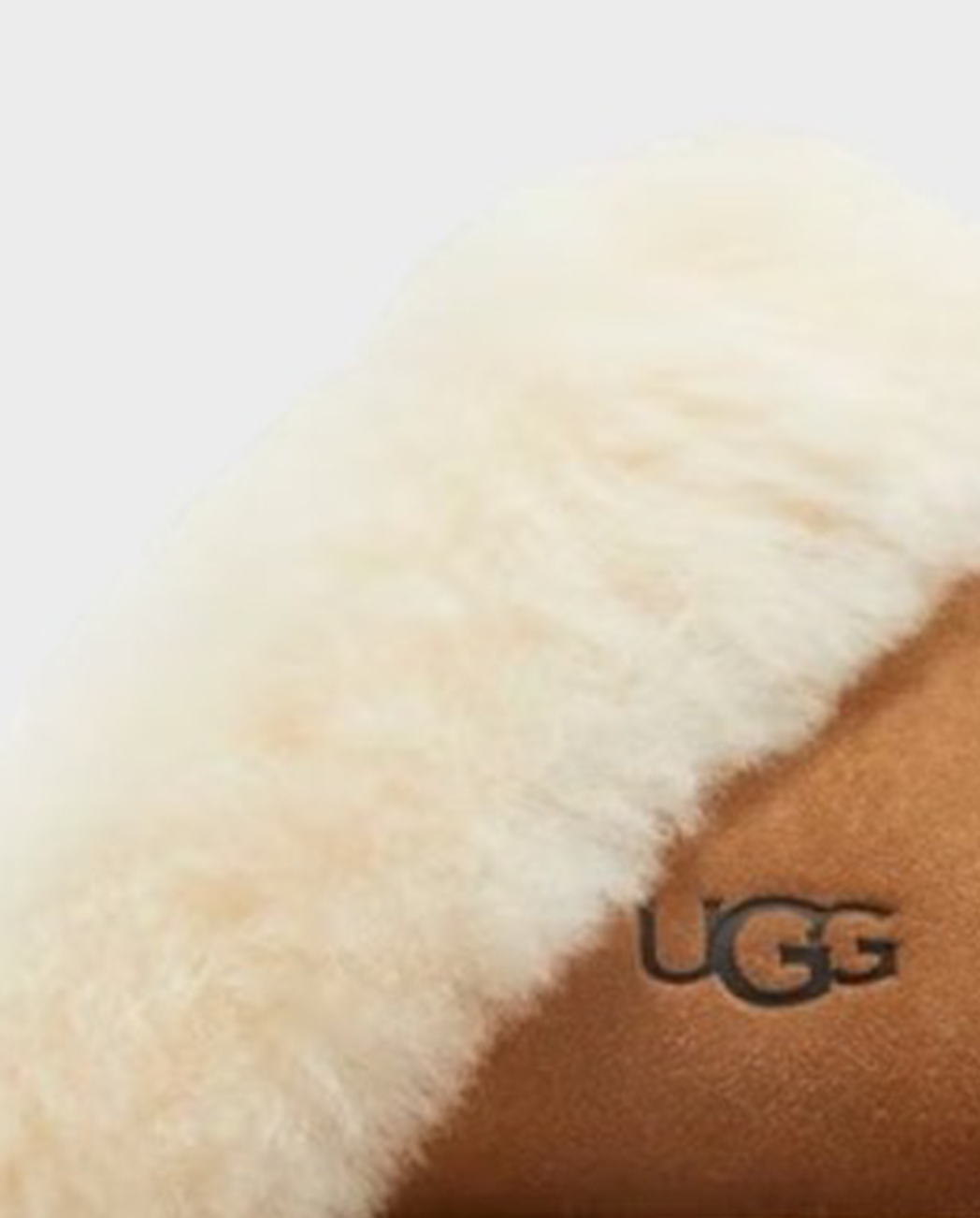 Beżowe klapki z futerkiem i logo - Image #2