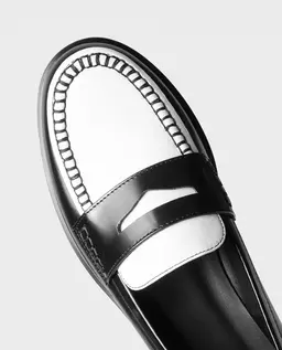 Czarno-białe loafersy ze skóry - Image #7