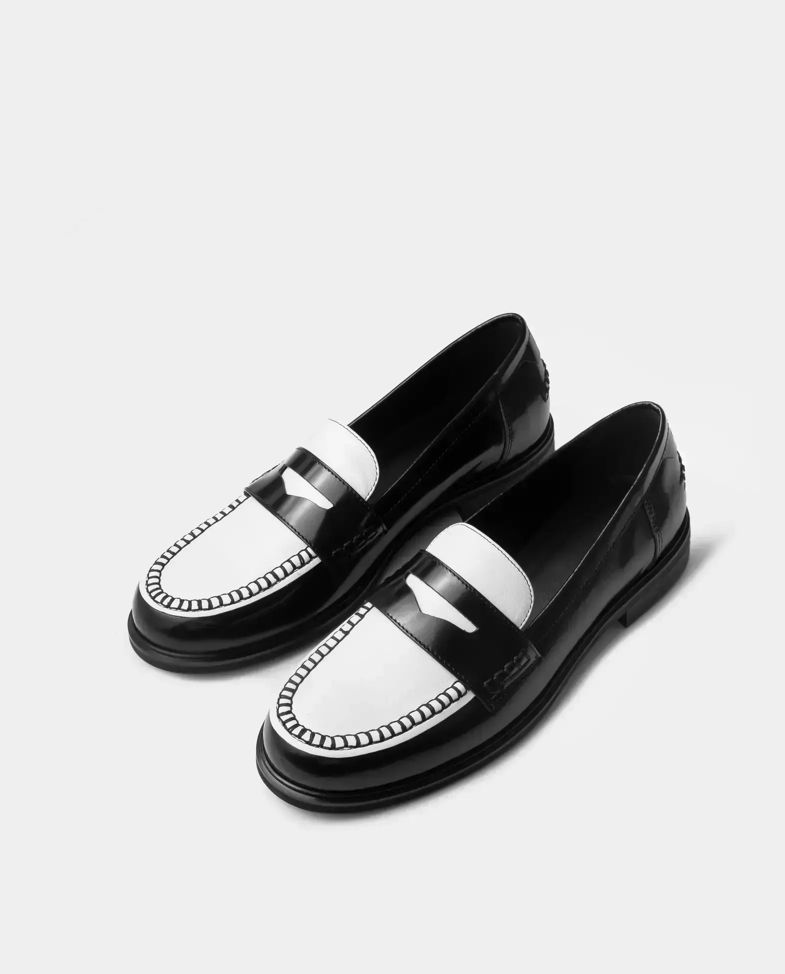 Czarno-białe loafersy ze skóry - Image #2