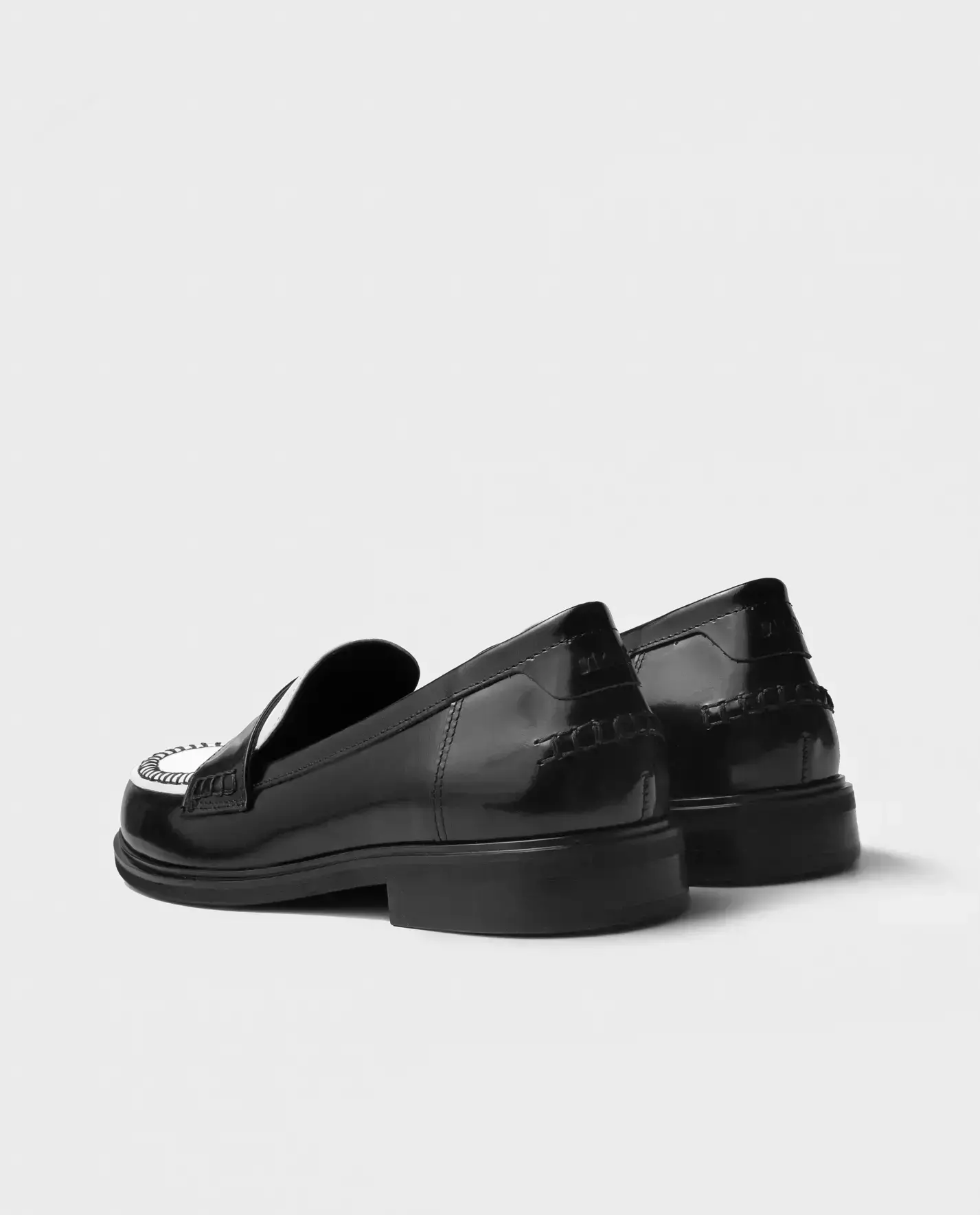 Czarno-białe loafersy ze skóry - Image #3