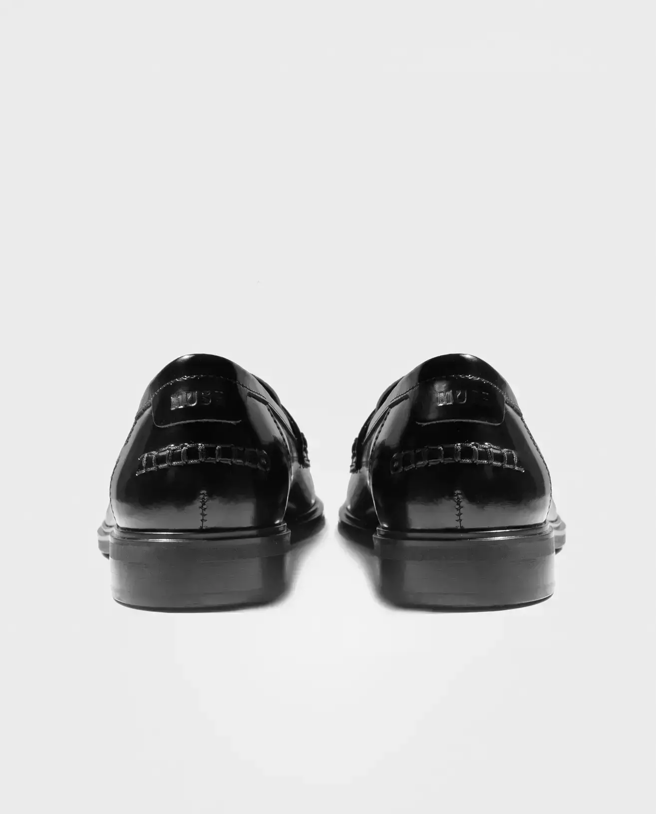 Czarno-białe loafersy ze skóry - Image #4