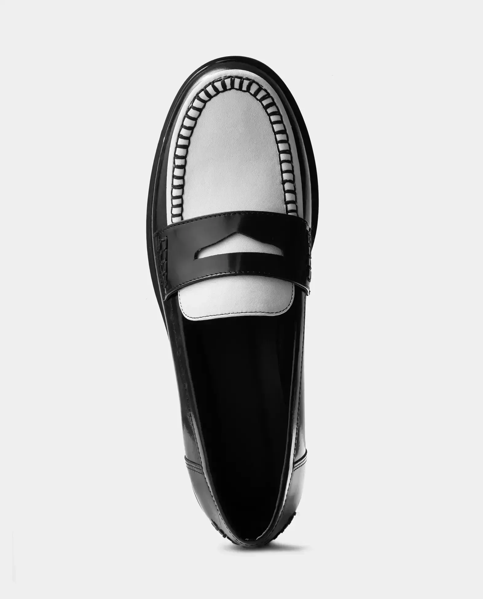 Czarno-białe loafersy ze skóry - Image #5