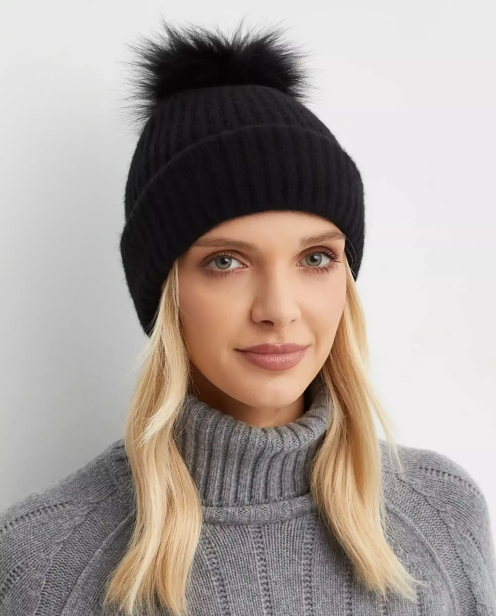 Czarna kaszmirowa czapka z pomponem - Image #1