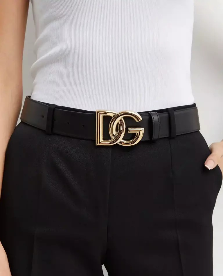 Pasek ze złotą klamrą w kształcie logo