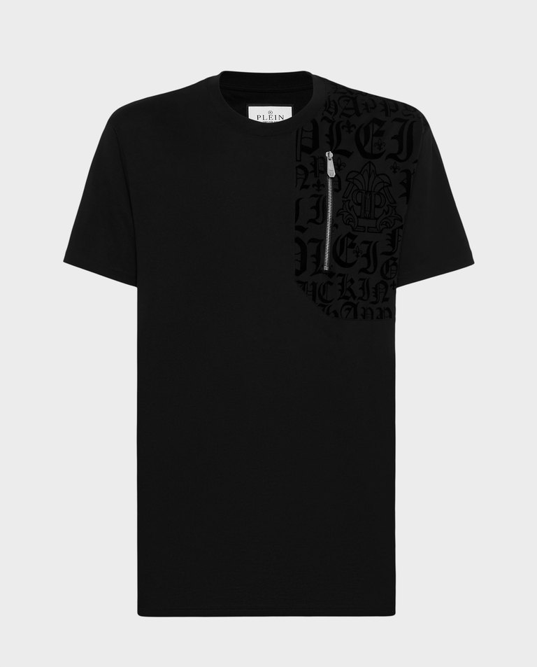 Czarny t-shirt z ozdobną aplikacją