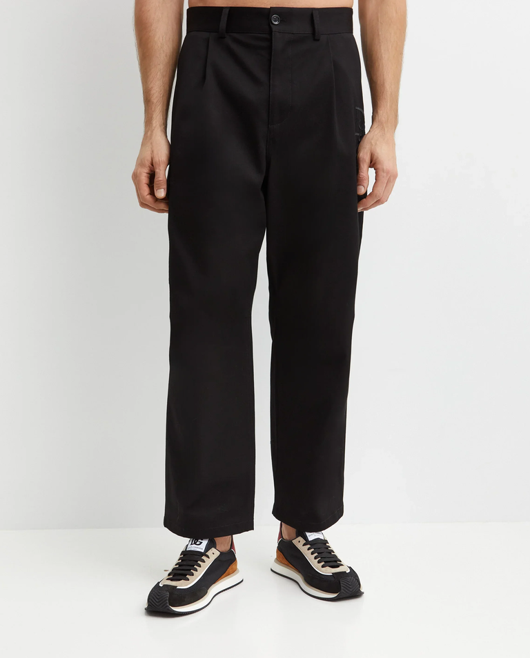 Czarne spodnie z kieszeniami cargo