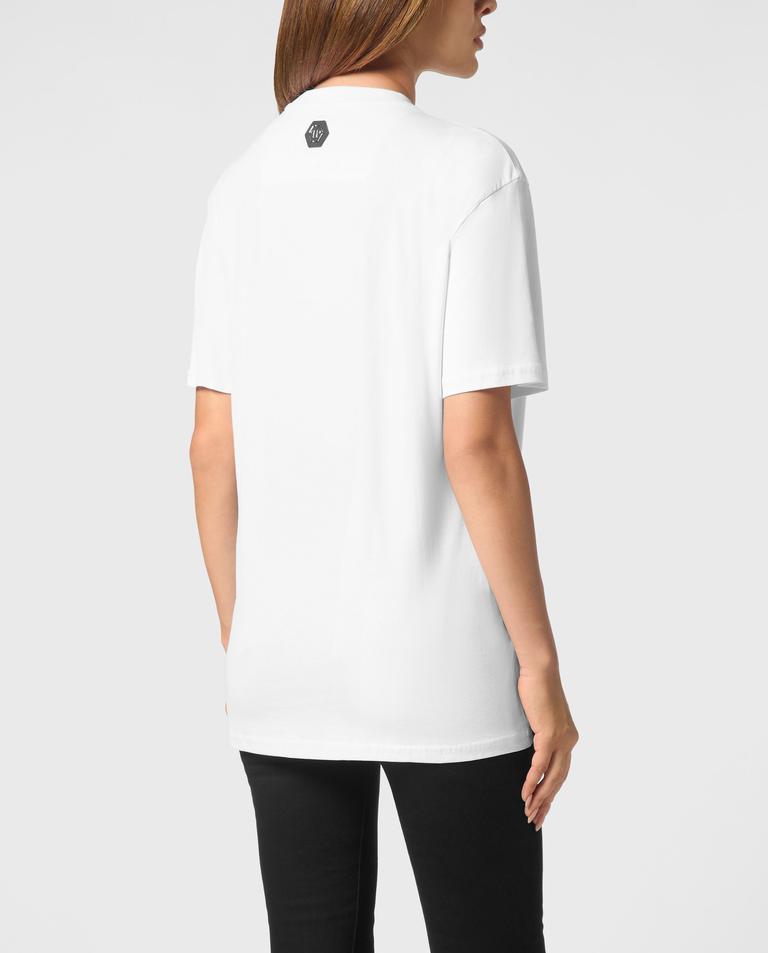 Biały t-shirt o luźnym kroju