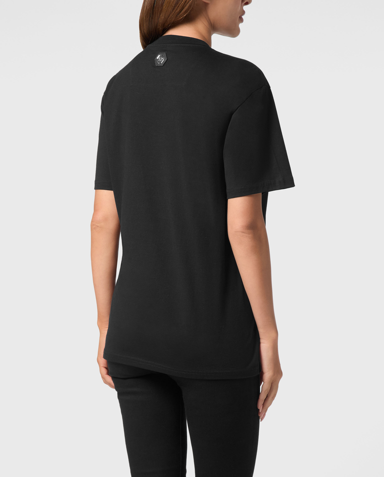 Czarny t-shirt o luźnym kroju