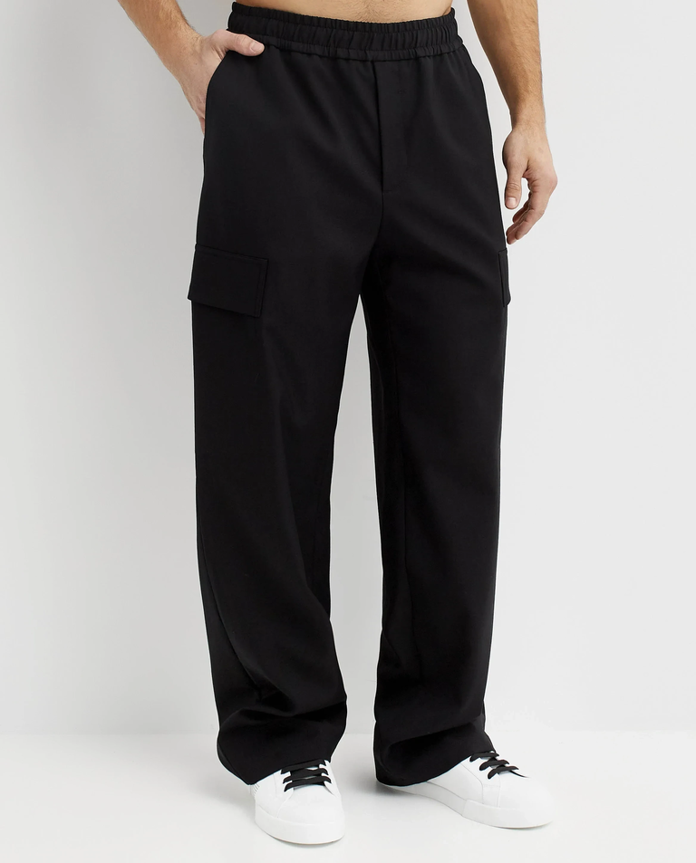 Czarne spodnie z kieszeniami cargo - Image #0