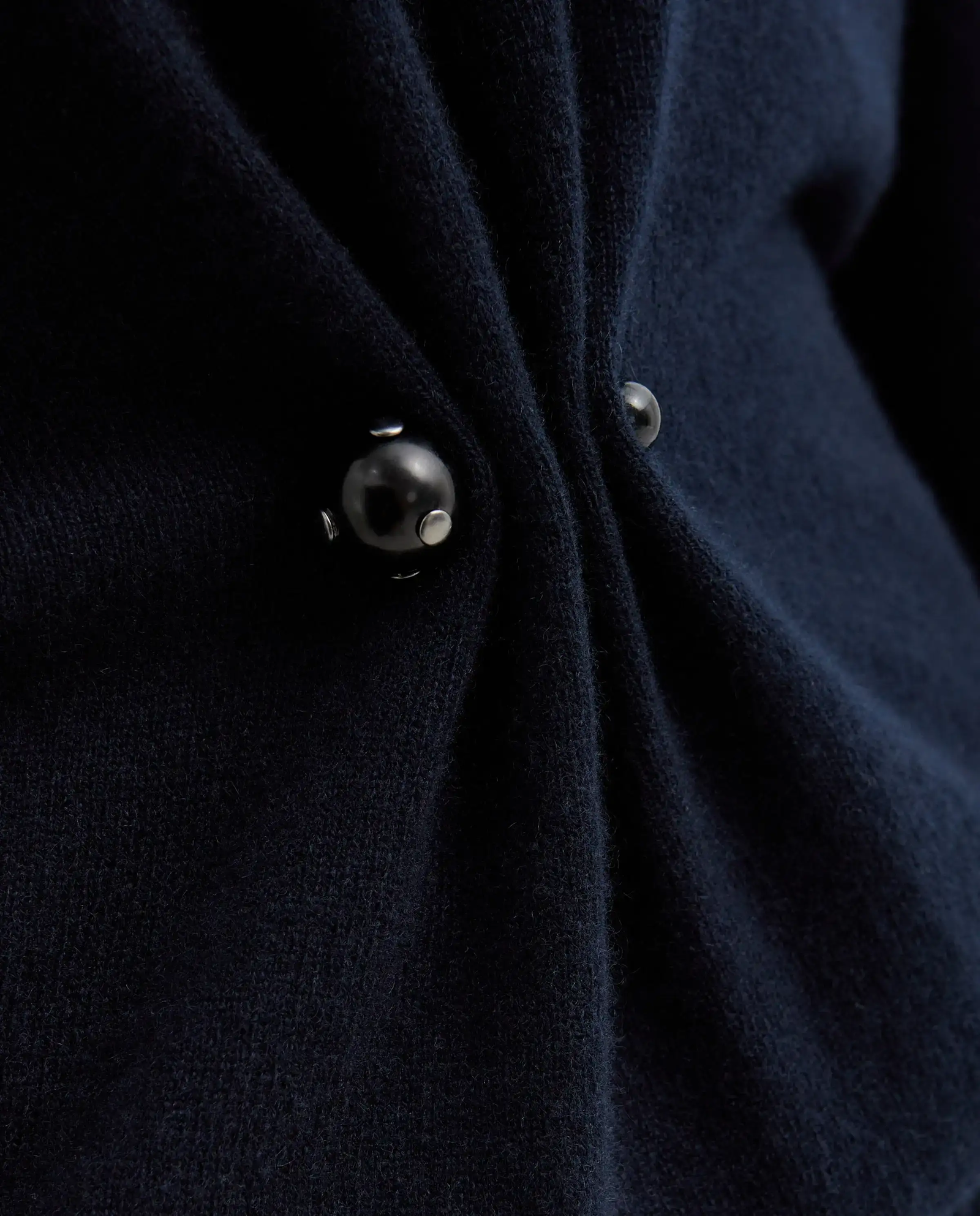 Kaszmirowy sweter z perłą - Image #3